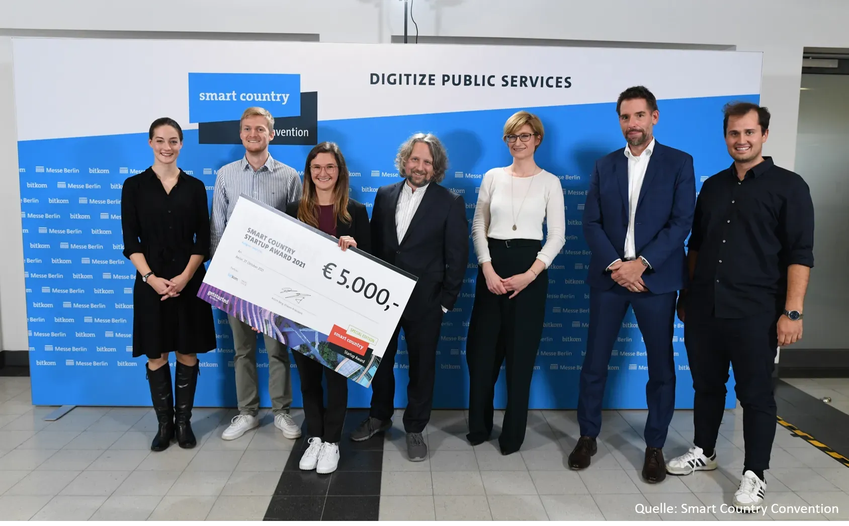  Group picture with the jury and the finalists of the
award